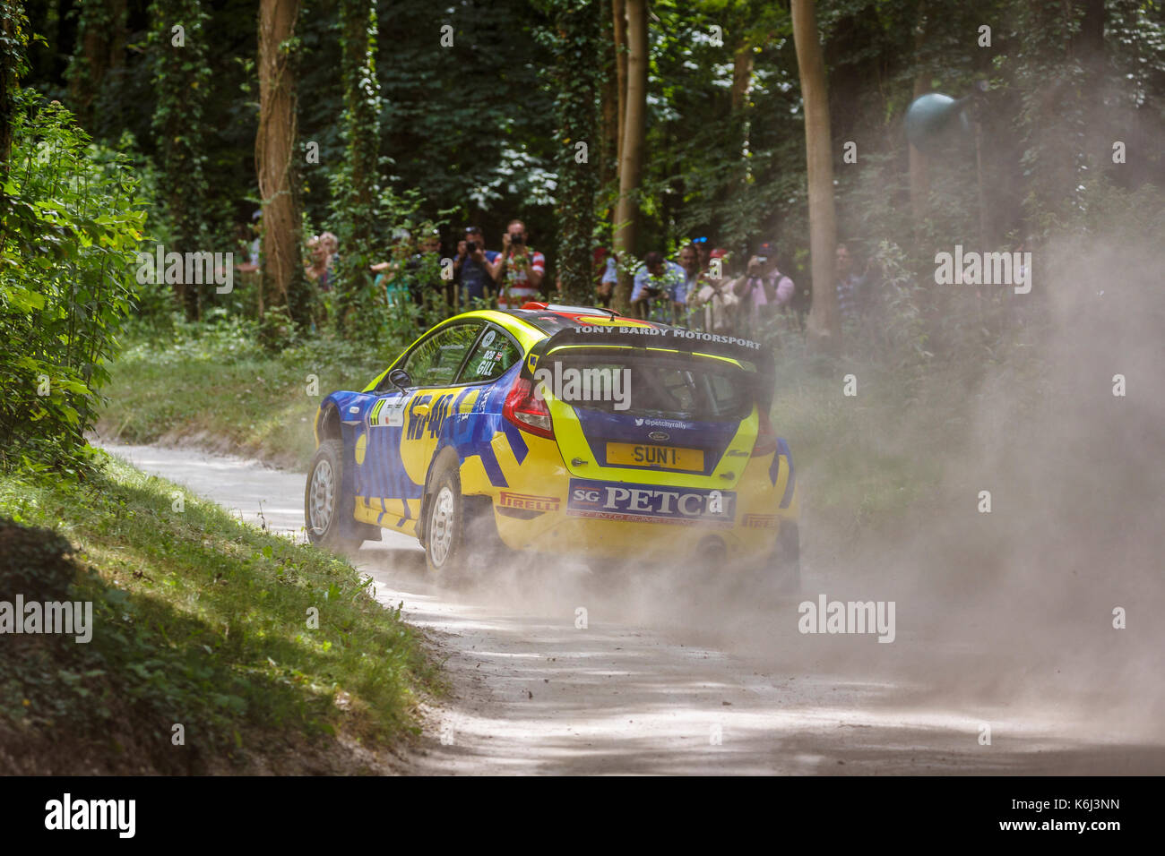 2012 Ford Fiesta r5 m-sport voiture de rallye wrc sur la scène de la forêt avec chauffeur stephen petch au festival of speed 2017 goodwwod, Sussex, UK. Banque D'Images