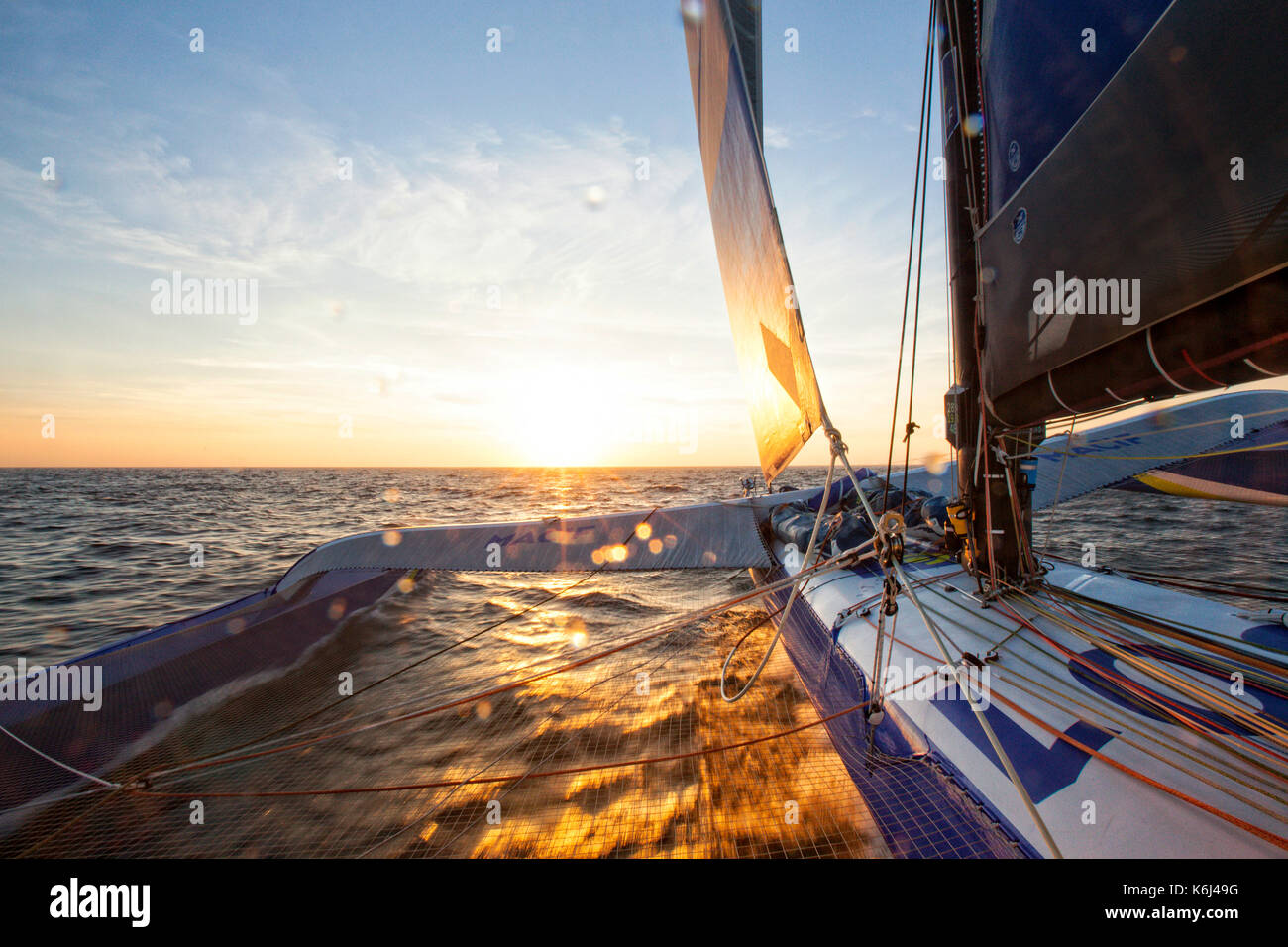 Vue depuis à bord du trimaran au coucher du soleil, Océan Atlantique, Bretagne, France Banque D'Images