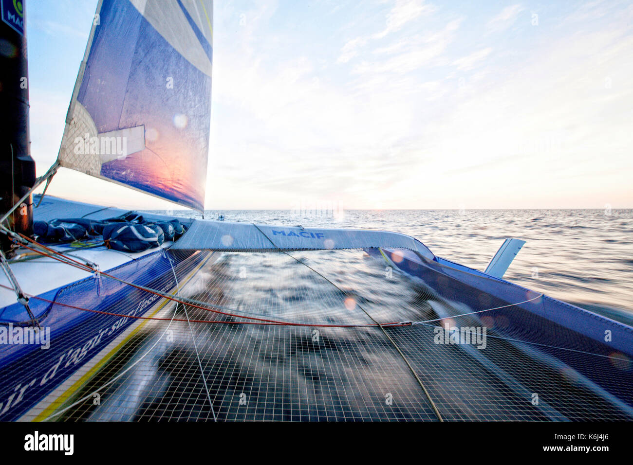 Vue de la voile à bord du trimaran, Océan Atlantique, Bretagne, France Banque D'Images