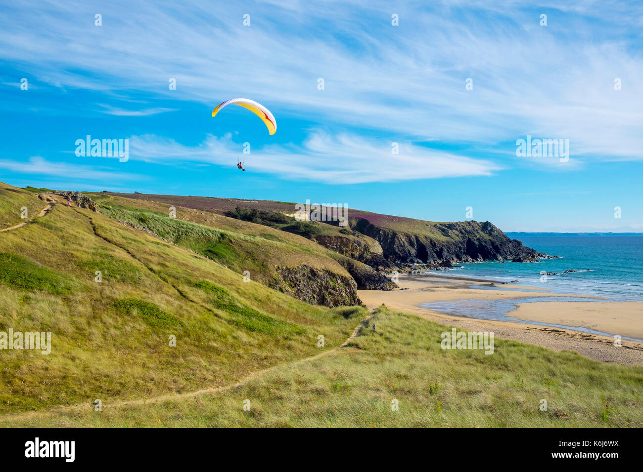 Vol en parapente au-dessus de la plage de la Palue beach, Presquile de Crozon, Parc naturel régional d'Armorique, Crozon, Finistère, Bretagne, France Banque D'Images