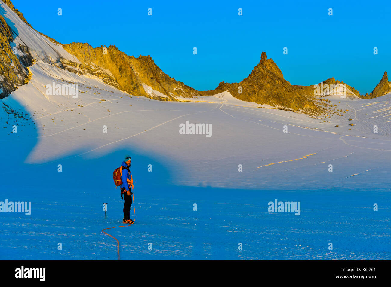 Alpinist dans le soleil du matin sur le plateau du trién sur la façon de le col col du tour derrière, Valais, Suisse Banque D'Images