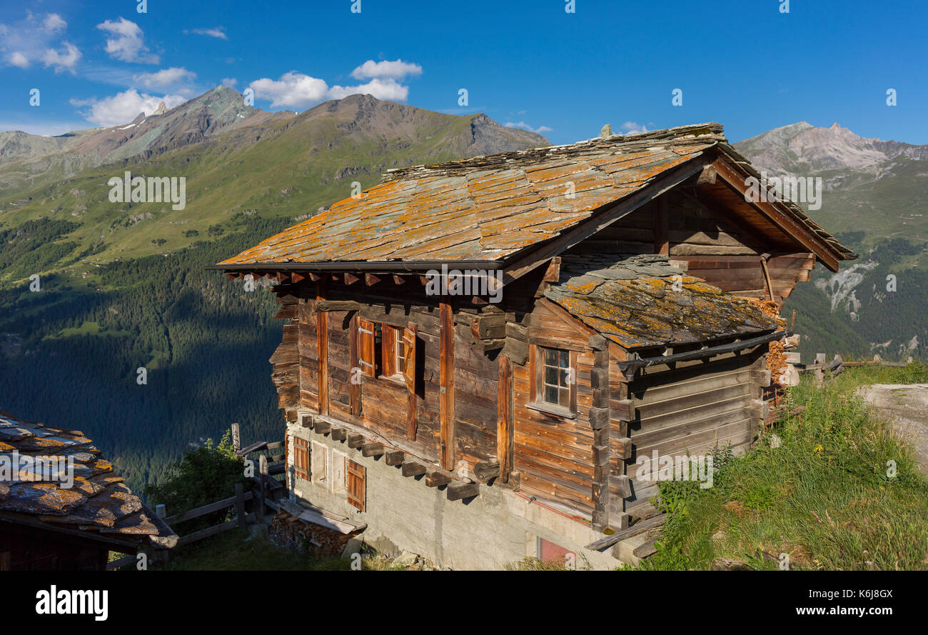 La sauge, Suisse - toiture en ardoise sur swiss chalet de montagne dans les Alpes valaisannes. Banque D'Images