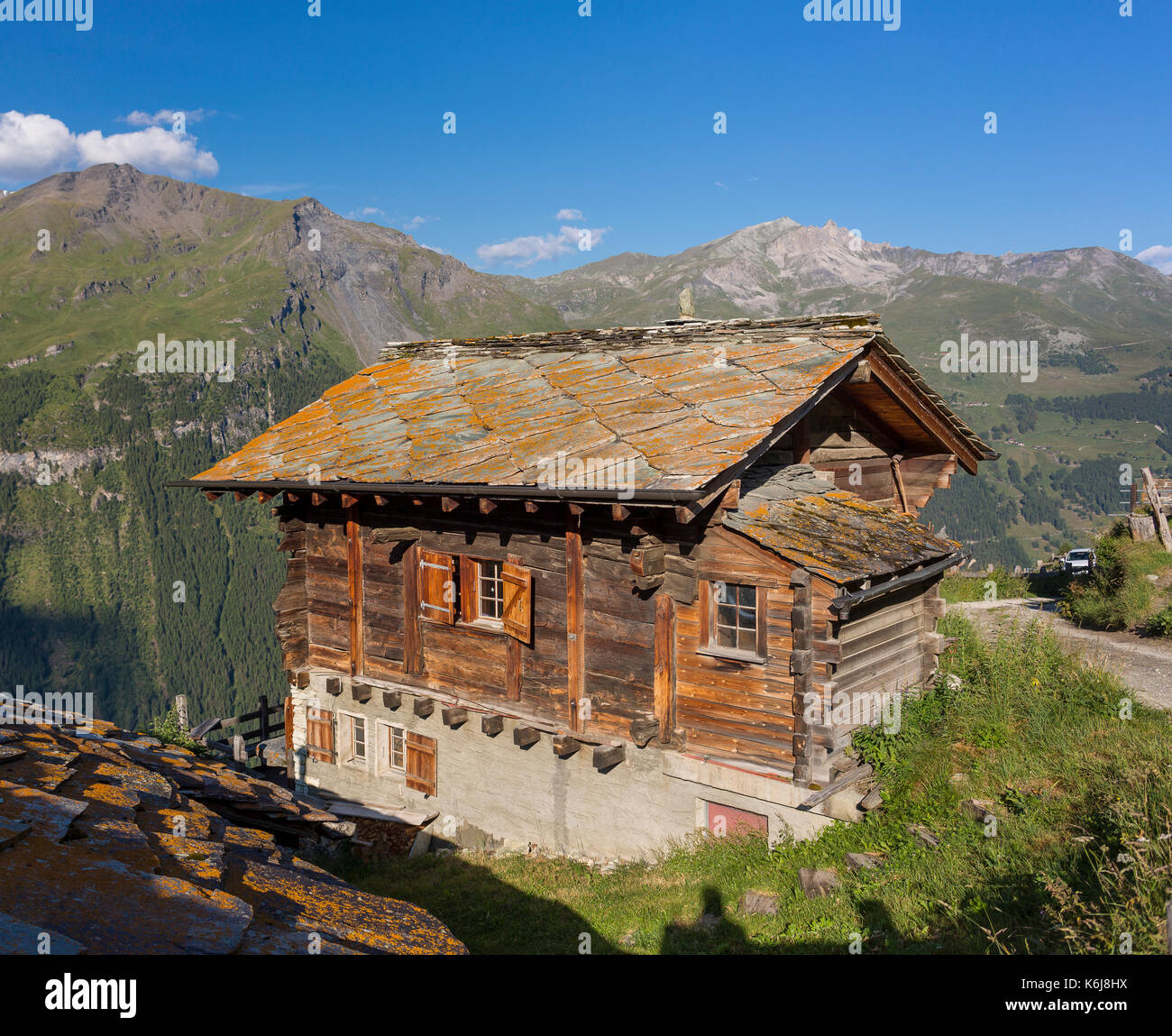 La sauge, Suisse - toiture en ardoise sur chalet en bois traditionnel dans les Alpes valaisannes. Banque D'Images