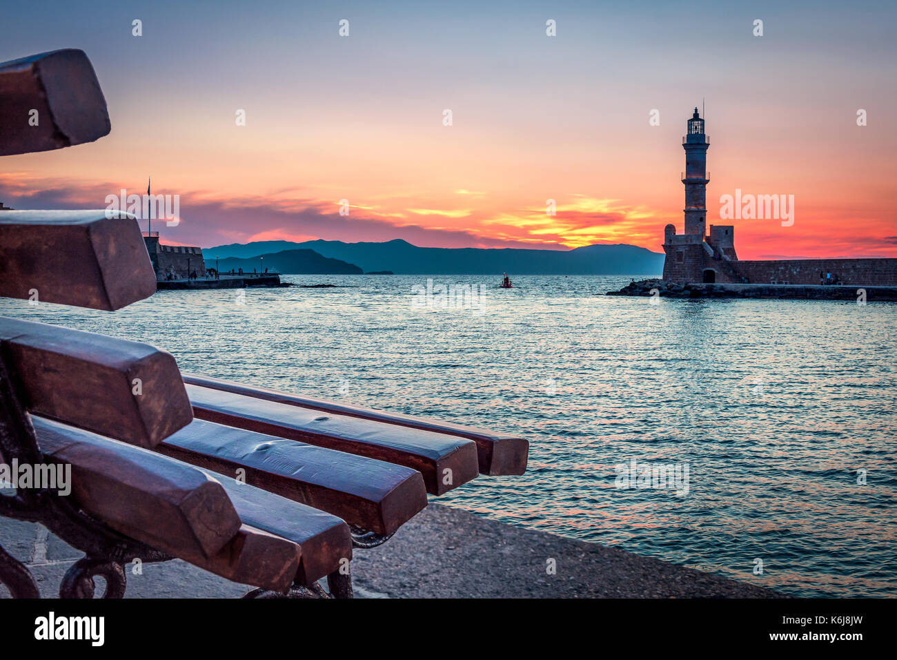 Phare de vieux port de Chania au coucher du soleil, la Crète, Grèce Banque D'Images