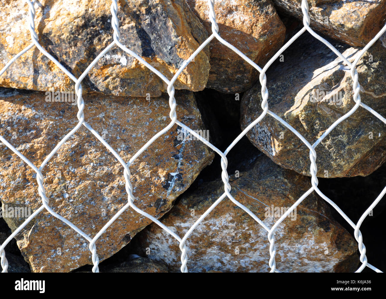 Clôture métallique remplie de pierres en pierres,cage métallique Banque D'Images