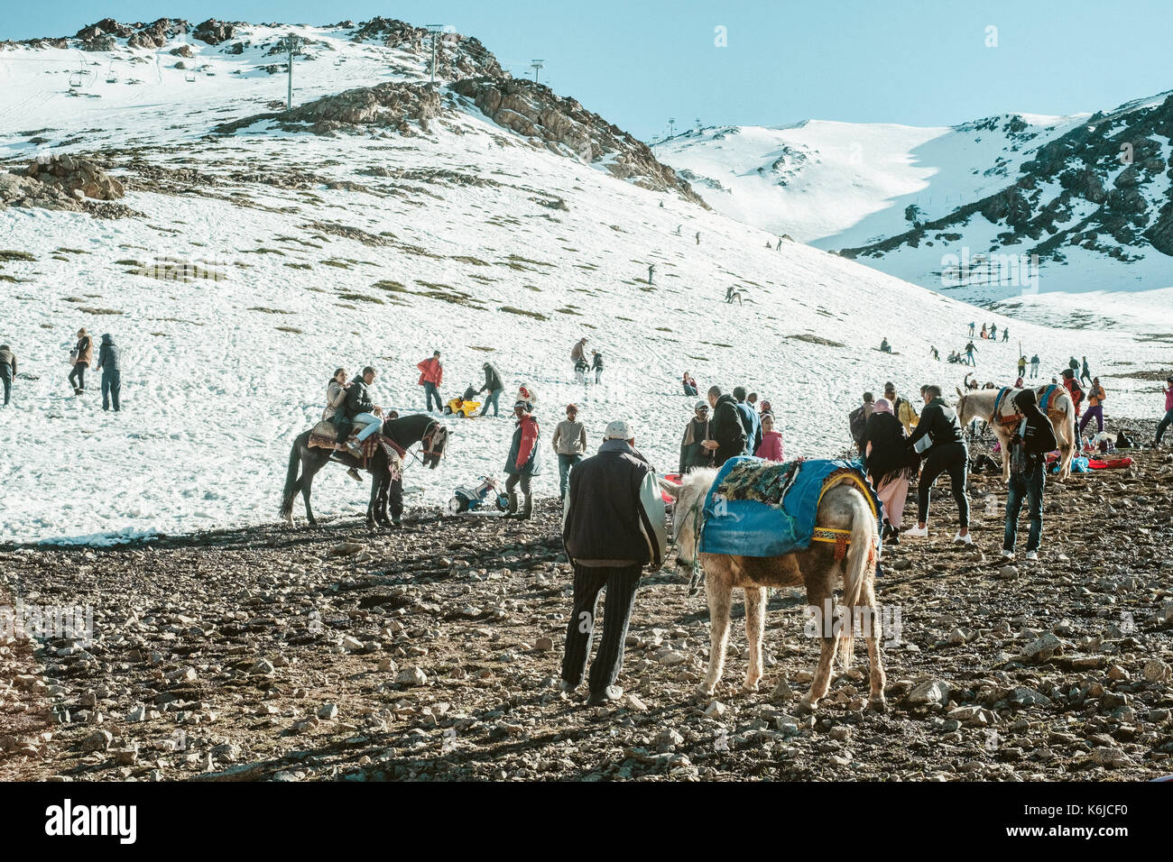 Vue sur la station de ski à Oukaimeden au printemps, Atlas marocain, province de Marrakech, Maroc Banque D'Images
