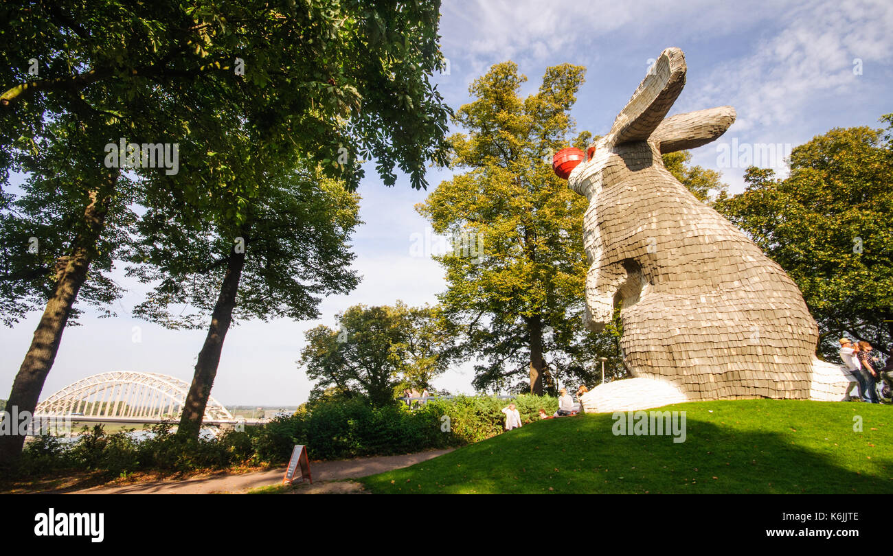 Nijmegen, Pays-Bas - 24 septembre 2011 : une grande sculpture de lapin, l'Affût Lapin, surplombe la rivière Waal dans Valkhofpark dans la ville néerlandaise de Banque D'Images