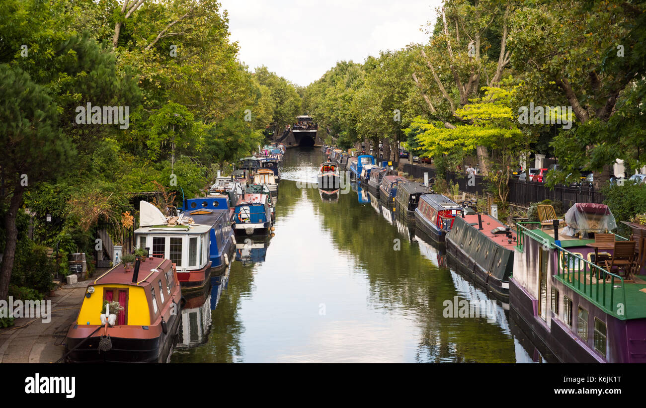 Londres, Angleterre, Royaume-Uni - 29 août 2016 : narrowboats traditionnels et bateaux amarrés sur le Regent's Canal à la petite Venise dans l'ouest de Londres. Banque D'Images