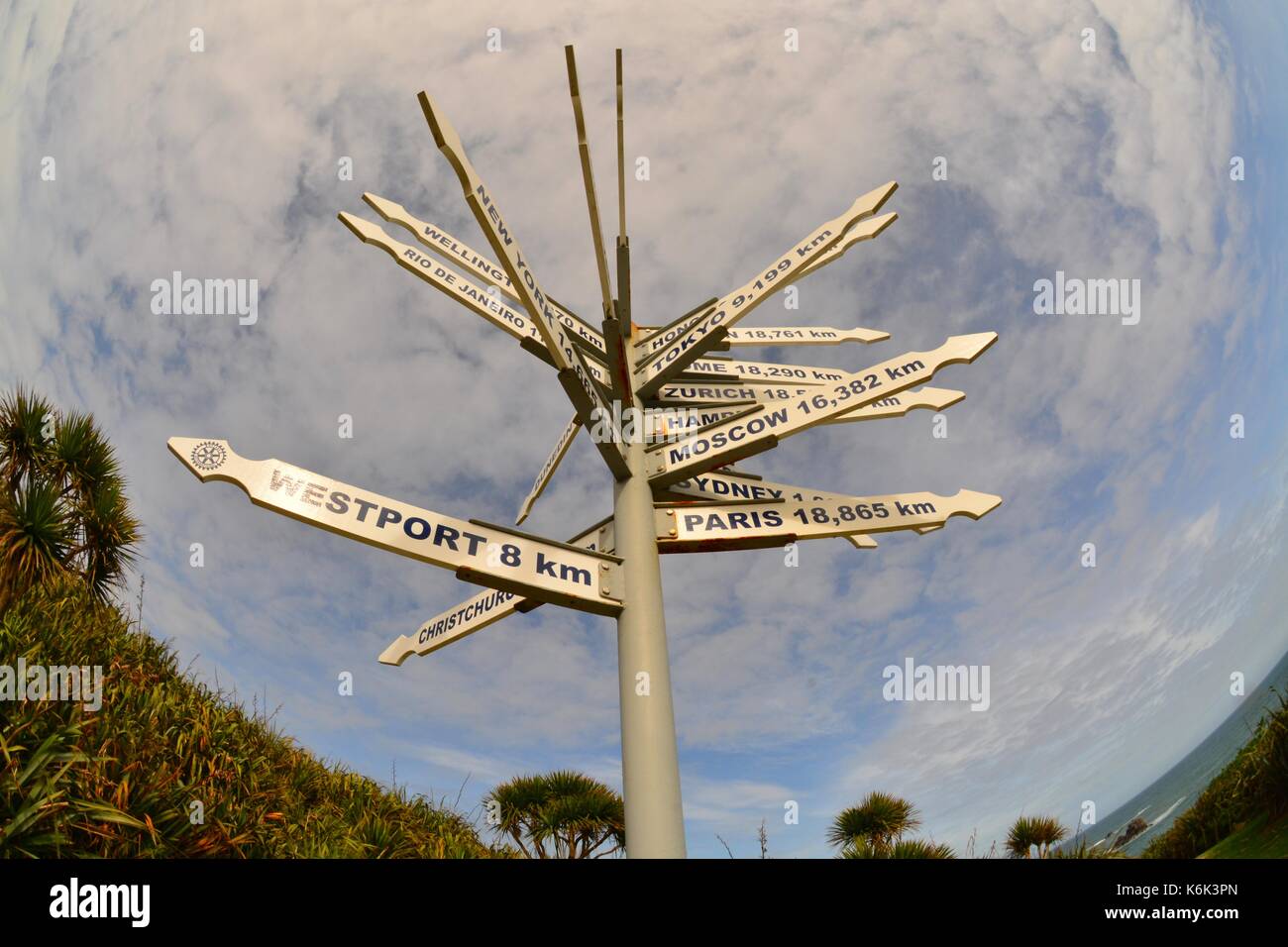 Flèches directionnelles pointant vers différentes villes de Nouvelle-Zélande Banque D'Images