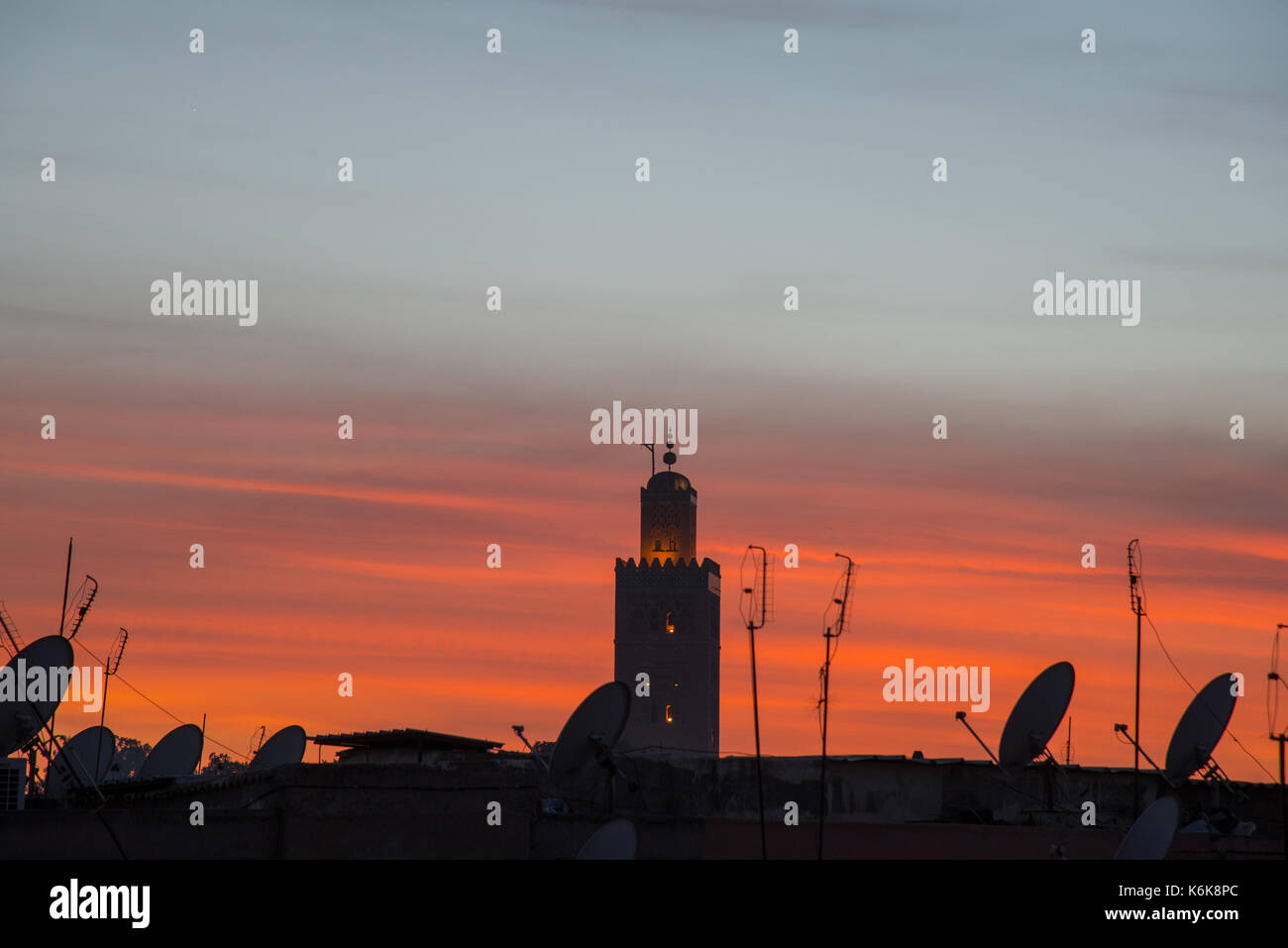 Ciel en couleurs au coucher du soleil et de la mosquée de Marrakech, Maroc Banque D'Images