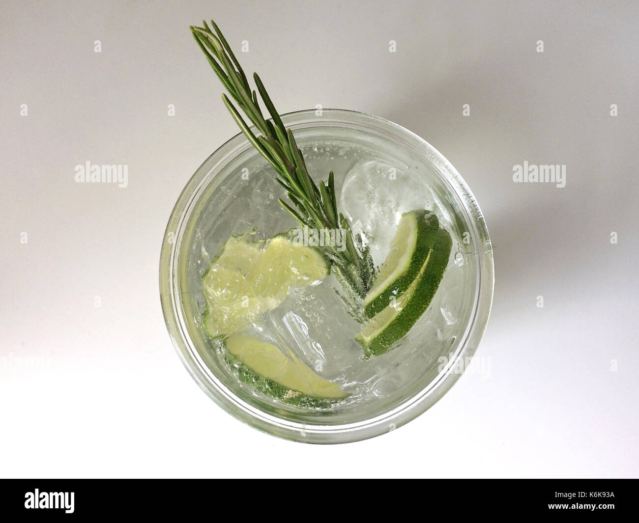 Cocktail classique de Gin et de tonique avec citron vert, citron et romarin Banque D'Images