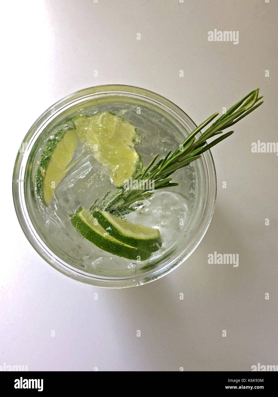Cocktail classique de Gin et de tonique avec citron vert, citron et romarin Banque D'Images
