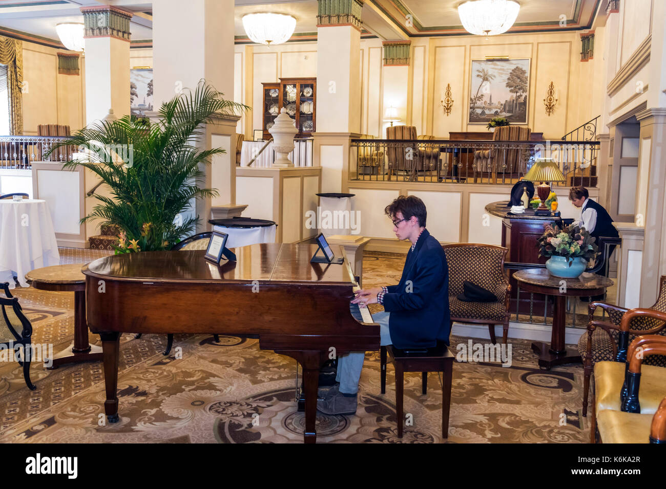 Hotel lobby piano Banque de photographies et d'images à haute résolution -  Alamy