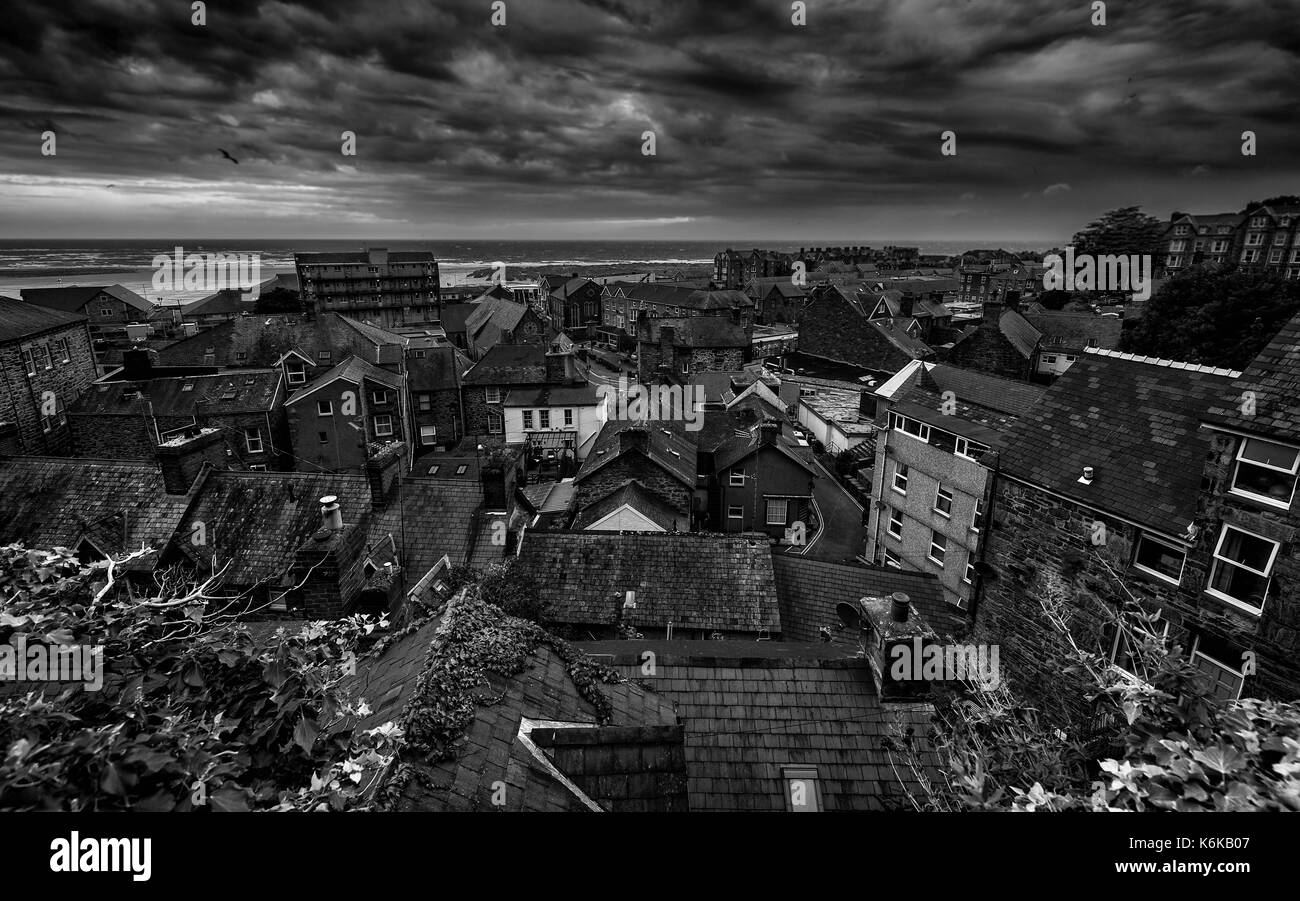 Vue aérienne de la ville côtière historique de Barmouth et dans le Nord du Pays de Galles, noir et blanc Banque D'Images