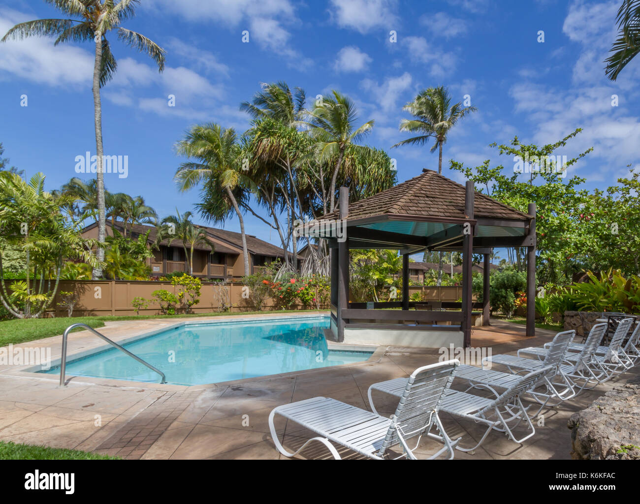 La piscine d'un complexe de condominiums à Hawaï Banque D'Images