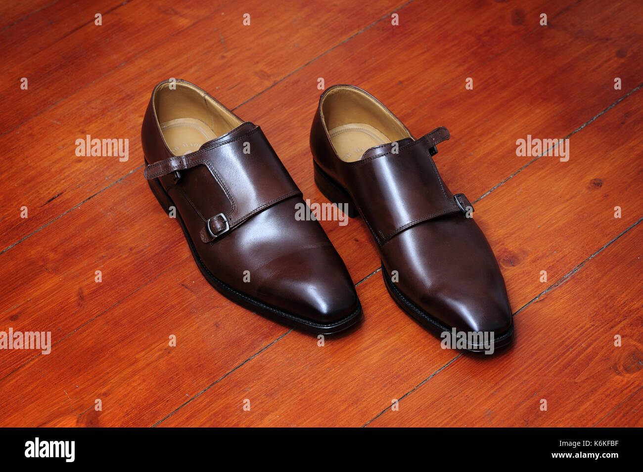 chaussures pour hommes, mode, classique, élégance, code vestimentaire, corps, jambes, cuir, marron, costume, jeans, vêtements habillés Banque D'Images