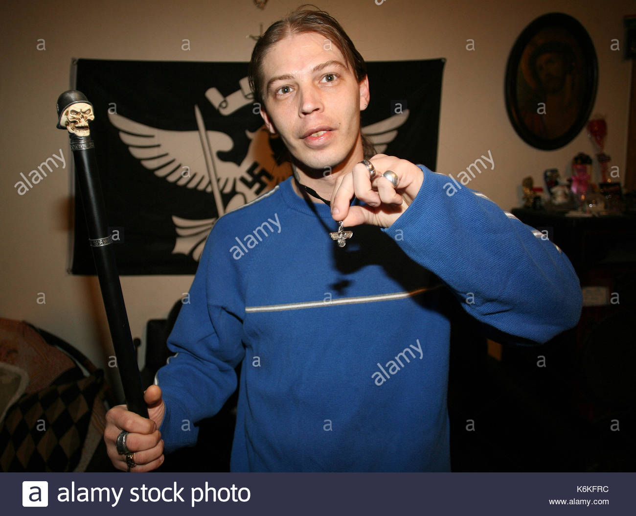 https://c8.alamy.com/compfr/k6kfrc/heath-campbell-un-jeune-garcon-nomme-adolf-hitler-a-ete-retire-a-ses-parents-et-mis-en-garde-temporaire-les-trois-ans-et-ses-deux-soeurs-joycelynn-aryan-nation-1-et-8-month-old-honszlynn-hinler-jeannie-photographie-en-decembre-2008-ont-ete-enleves-de-leur-domicile-par-le-new-jerseys-division-de-la-jeunesse-et-des-services-a-la-famille-jusqua-present-aucune-raison-officielle-na-ete-donnee-pour-lintervention-et-de-la-police-locale-de-dire-quils-nont-pas-recu-de-rapports-dabus-ou-de-negligence-les-parents-de-lenfant-heath-et-deborah-campbell-ont-insiste-pour-quils-ne-sont-pas-racistes-meme-si-leur-maison-est-deco-k6kfrc.jpg