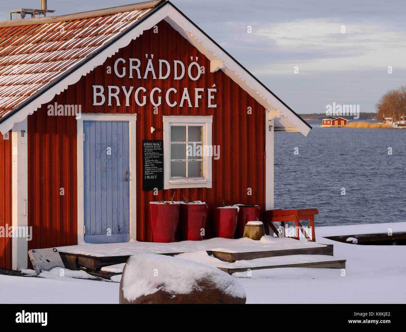 Café au port de Gräddö, Rådmansö dans l'archipel de Stockholm, Suède. Banque D'Images