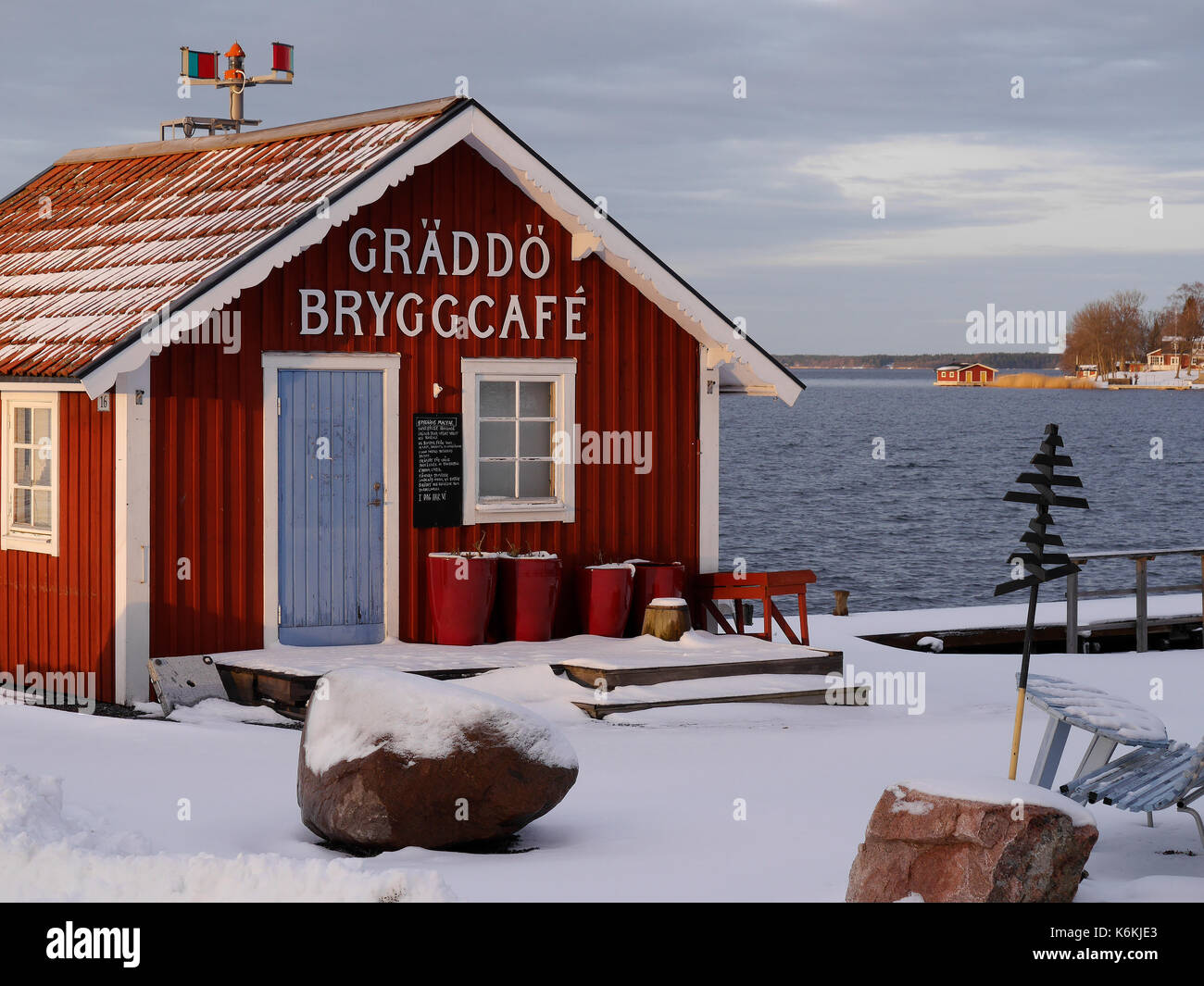 Café au port de Gräddö, Rådmansö dans l'archipel de Stockholm, Suède. Banque D'Images