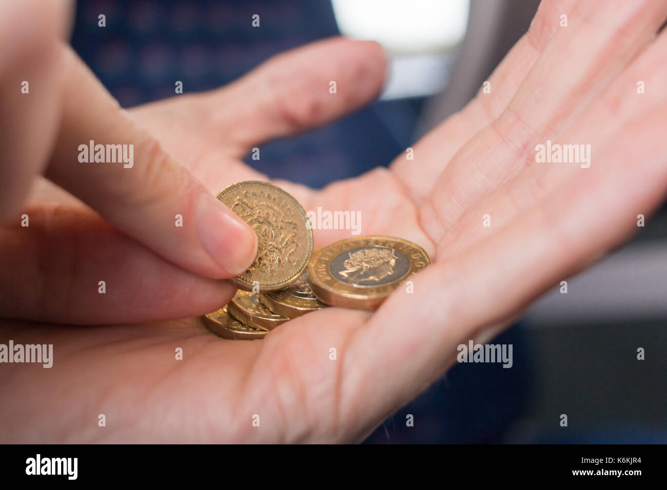 Cueillette à un vieux livre coin d'une poignée de nouvelles pièces livre Banque D'Images
