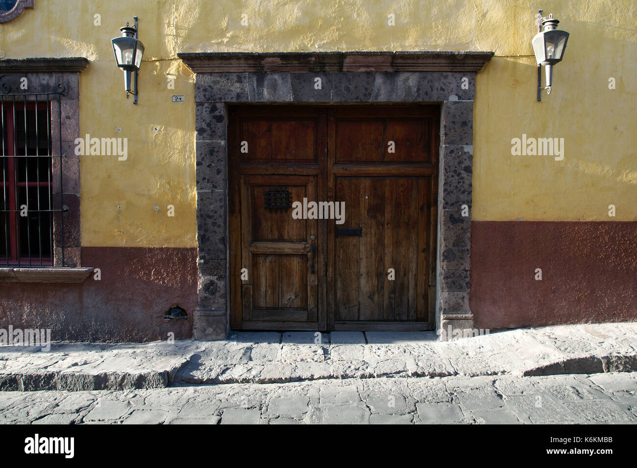 San Miguel de Allende, Guanajuato, Mexique - 2013 : une porte dans le style typique de la ville. Banque D'Images