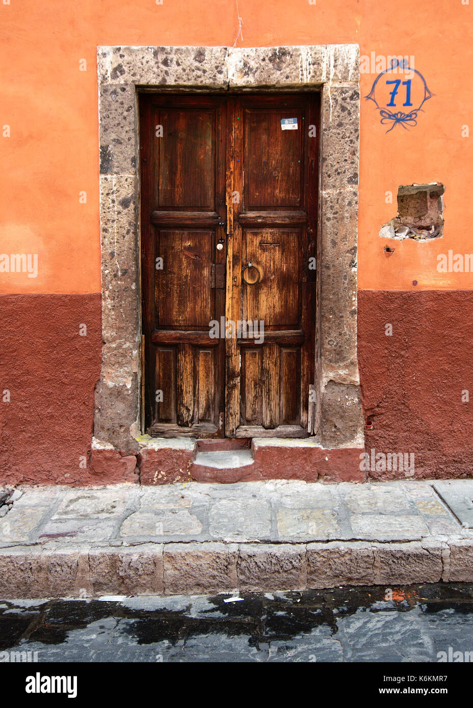 San Miguel de Allende, Guanajuato, Mexique - 2013 : une porte dans le style typique de la ville. Banque D'Images