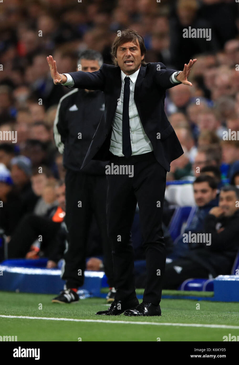 Gestionnaire de chelsea antonio conte réagit sur la ligne de touche lors de la Ligue des champions, groupe c match à Stamford Bridge, Londres. Banque D'Images