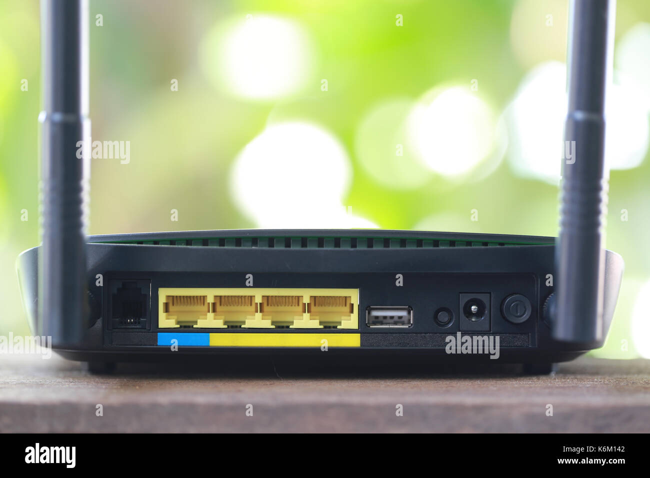 L'arrière du modem routeur au noir concept de connexion internet et des idées d'exposés dans des technologies et des communications. Banque D'Images L'arrière du modem routeur au noir concept de connexion internet et des idées d'exposés dans des technologies et des communications. Banque D'Images