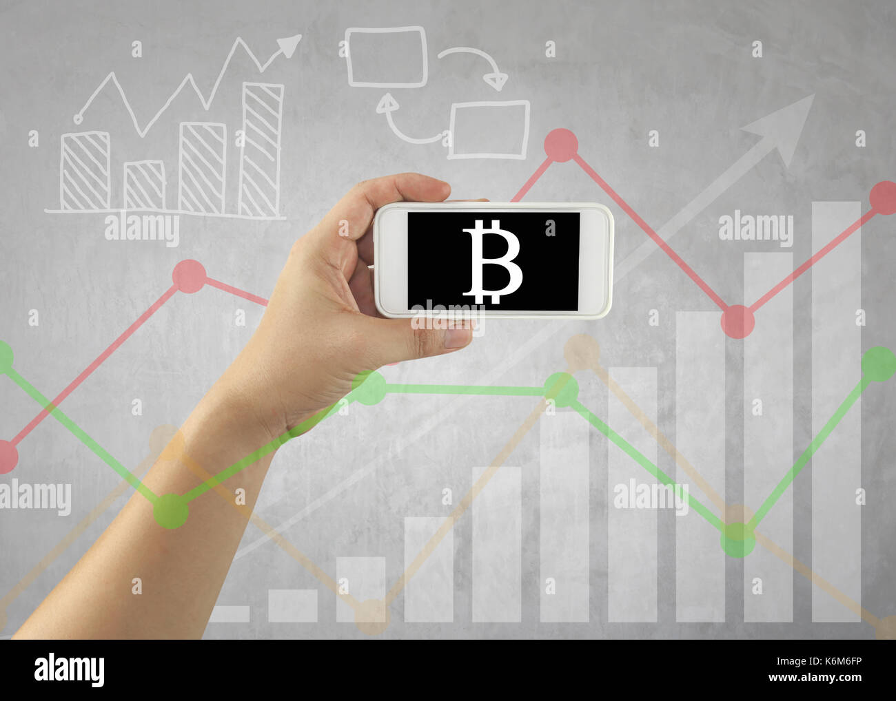 Symbole de l'écran de smartphone sur bitcoin man main concept de monnaie électronique dans votre travail actuel. Banque D'Images