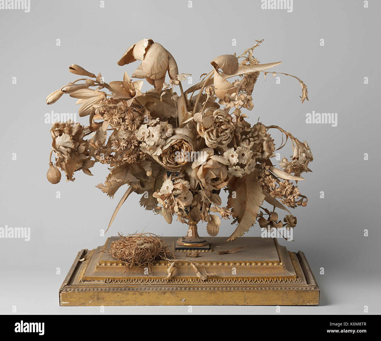 Van Bloemenruiker geknipt papier rencontré vogelnestje, onder stolp. Banque D'Images