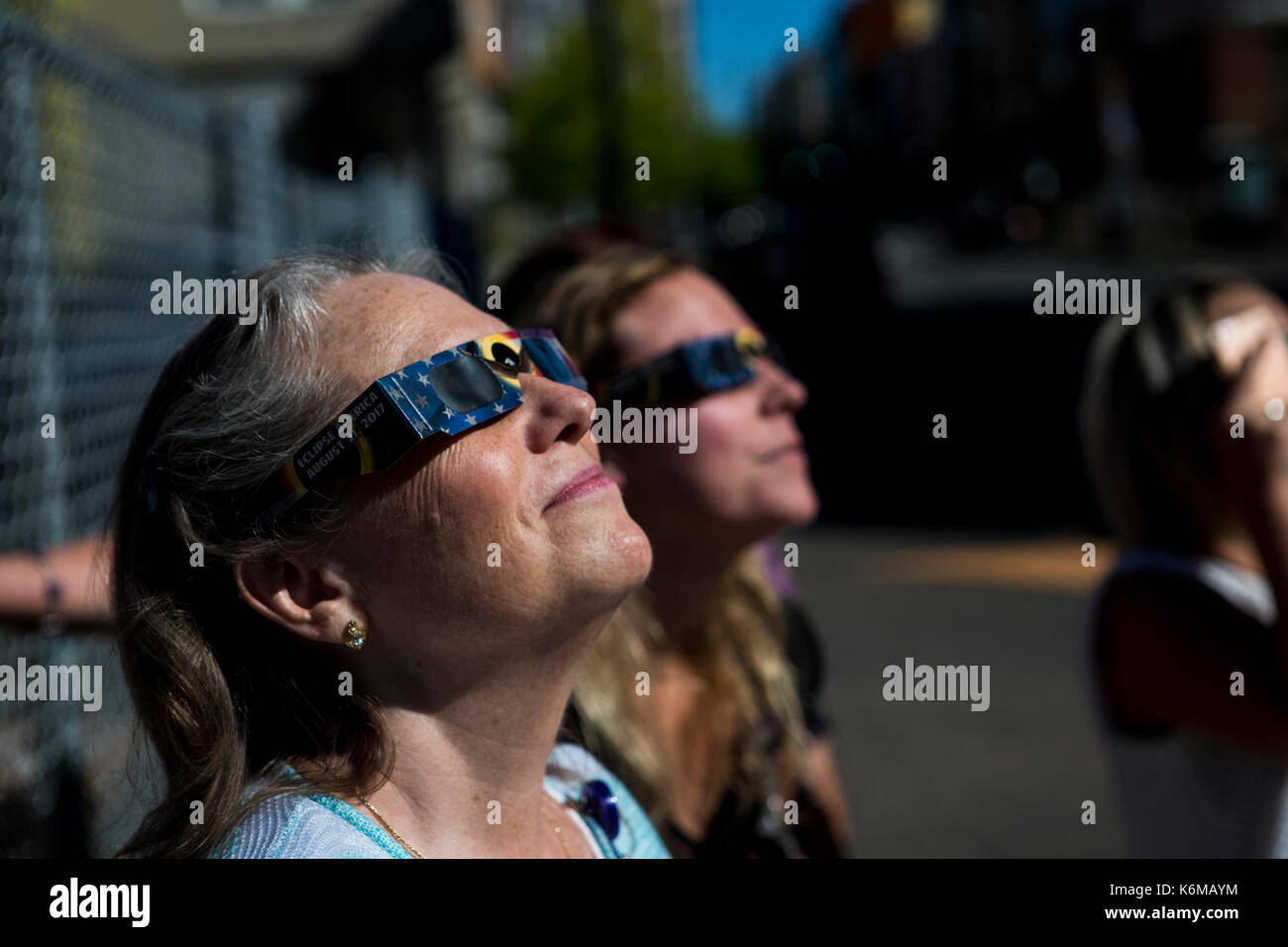 Les gens se rassemblent dans les rues de Seattle, WA, USA pour regarder l'éclipse solaire en août 2017. Banque D'Images