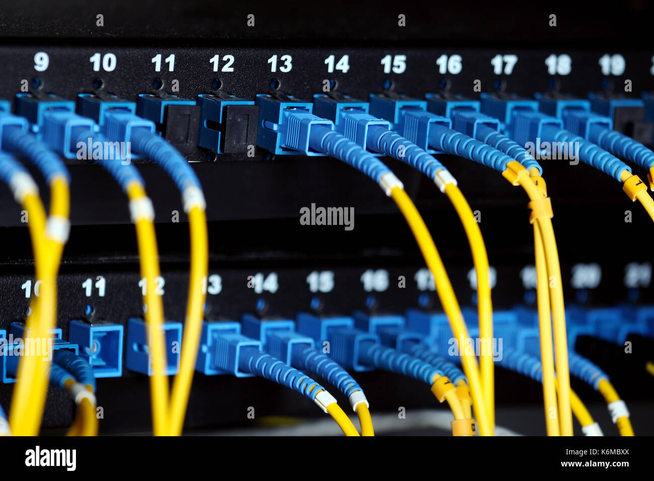 Câbles optiques sur le fil dans le rack Banque D'Images