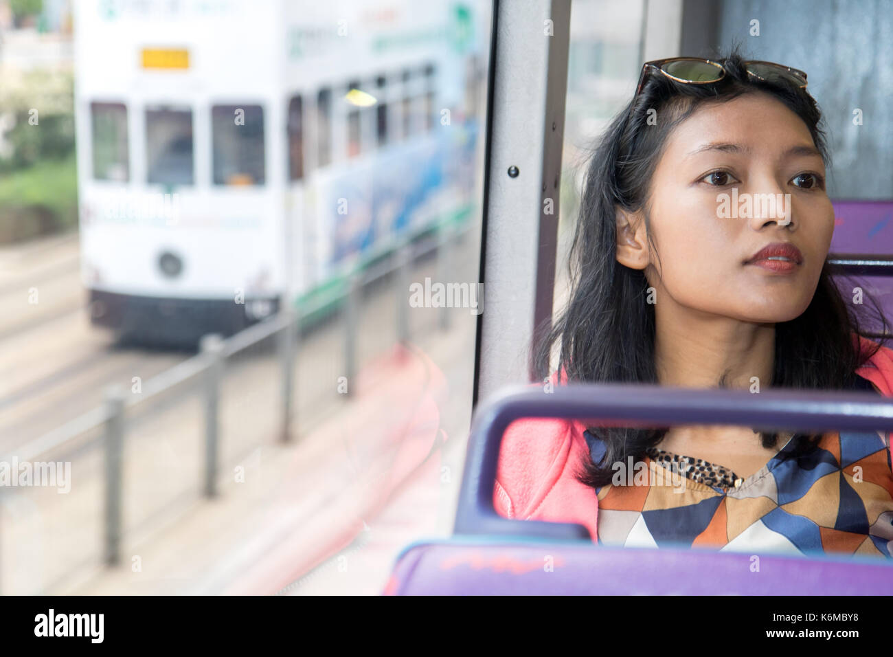 Jeune femme voyage avec un bus à deux étages dans le centreville. La