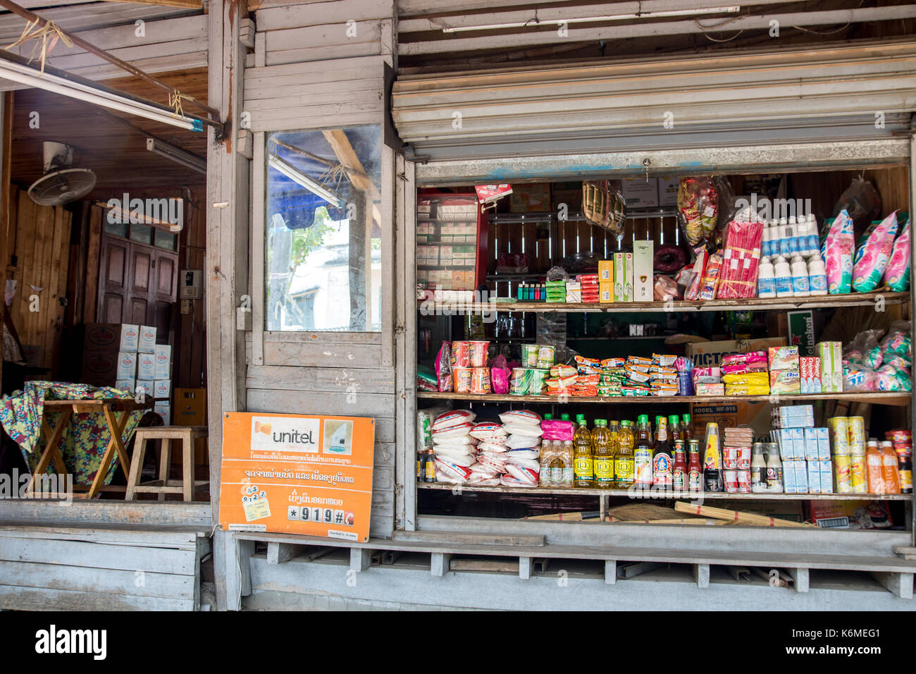 Le laos, Luang Prabang, le 29 mai 2017, une porte ouverte et une fenêtre-vitrine en bois à une boutique avec des produits mixtes, Luang Prabang, Laos Banque D'Images