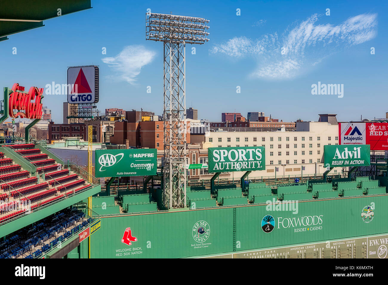 Fenway Park monstre vert mur - Vue de dessus de l'emblématique Parc Fenway monstre vert le mur, la Citgo panneau à l'arrière-plan. Fenway Park abrite les Red Sox de Boston, Ligue américaine de l'équipe de la Ligue Majeure de Baseball. Banque D'Images