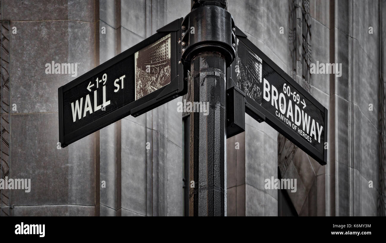 NYC Wall Street et Broadway Sign - New York City's Broadway Canyon des héros et de Wall Street signe. Banque D'Images