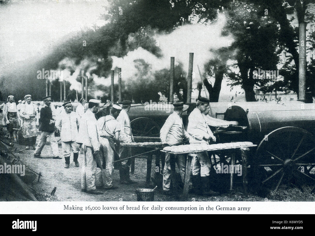 Cette photo prise au cours de la Première Guerre mondiale montre elles cuisinent à leurs fours faisant 16 000 miches de pain pour la consommation quotidienne dans l'armée allemande. Banque D'Images