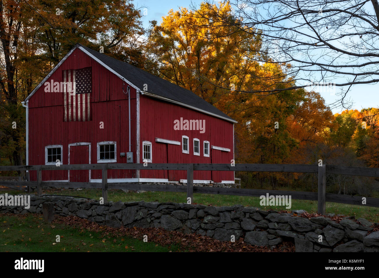 Grange rustique rouge - rouge cette grange rustique dans le Connecticut CT affiche fièrement le drapeau des États-Unis d'Amérique. Banque D'Images