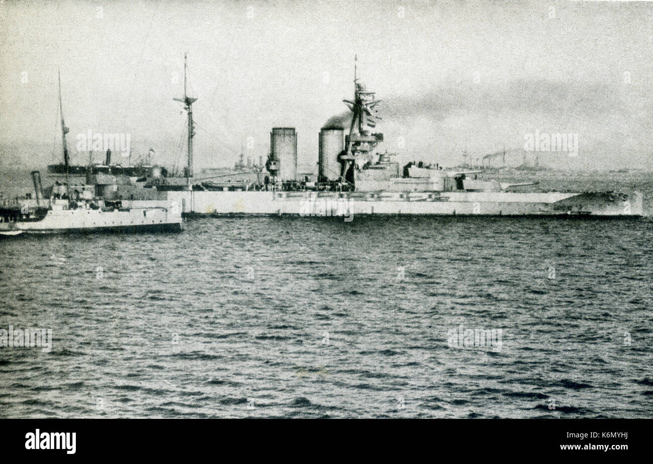 Cette photo prise au cours de la Première Guerre mondiale montre le H.M.S. La Reine Elizabeth, peut-être le plus célèbre navire de guerre dans le monde, bombardant le Cap Helles (Gallipoli) pour couvrir le débarquement des forces alliées. Elle a été le premier navire de guerre à transporter 15 canons de . Banque D'Images