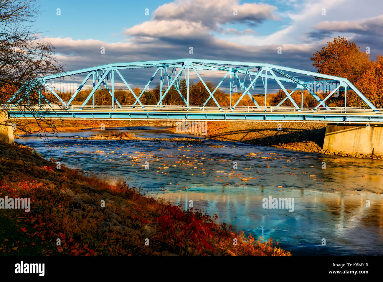 Rondout Creek Bridge - pont bleu sur le Rondout Creek dans la région de Rosedale, Ulster County, New York. Près de 80 ans le vieux pont a été rénové pour t Banque D'Images