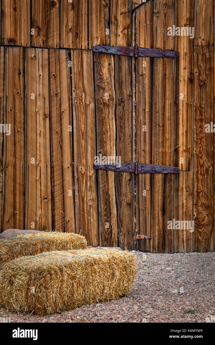 Portes de grange et de foin dans une ville fantôme du sud-ouest américain. Banque D'Images