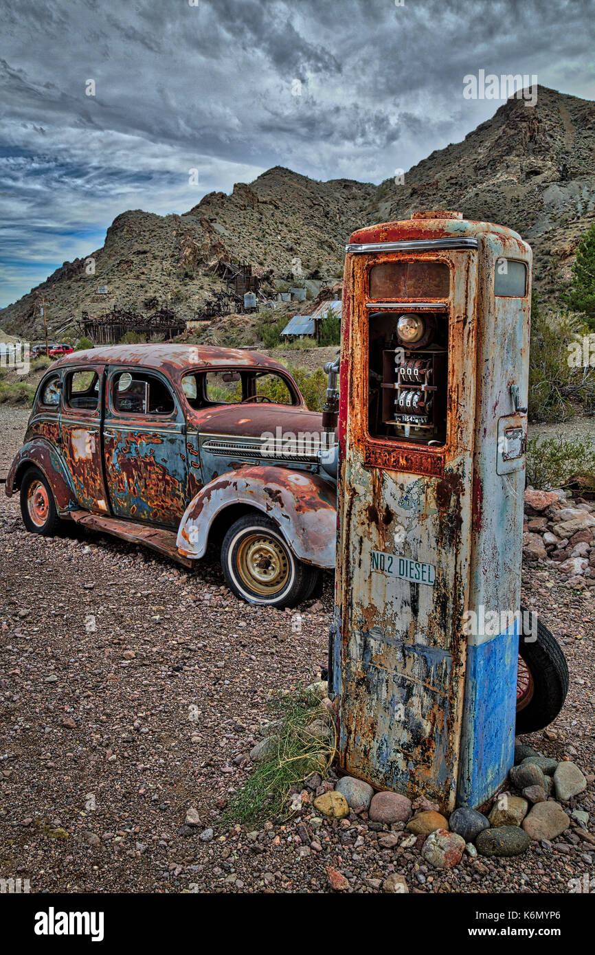 Pas de prime 2 - La pompe Diesel pompe à gaz rouillé vieux abandonnés avec un début de 1900 Dodge voiture. Banque D'Images