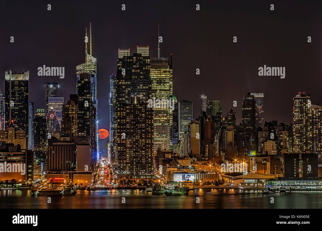 La Super Pleine Lune se lève sur la 42e rue à Manhattan pour faire son chemin au cours de la New York City Skyline. Banque D'Images