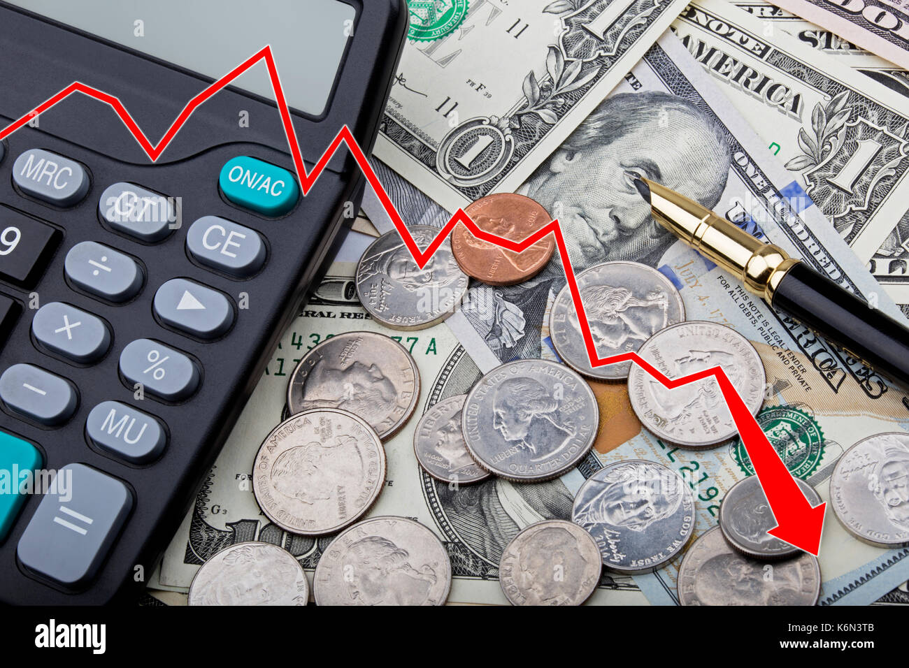 Graphique montrant une baisse de la valeur des États-Unis billets de banque et pièces de monnaie avec une calculatrice et stylo Banque D'Images