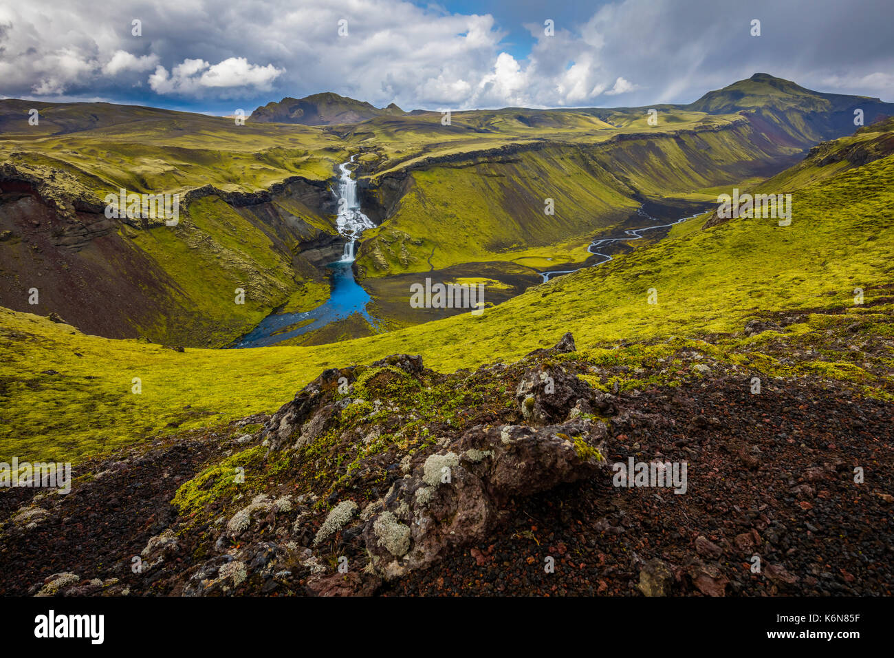 Une cascade Ófaerufoss est situé dans l'Eldgjá chasm dans le centre de l'Islande. Jusqu'au début des années 90 un pont naturel s'étend des chutes, mais il s'est effondré f Banque D'Images