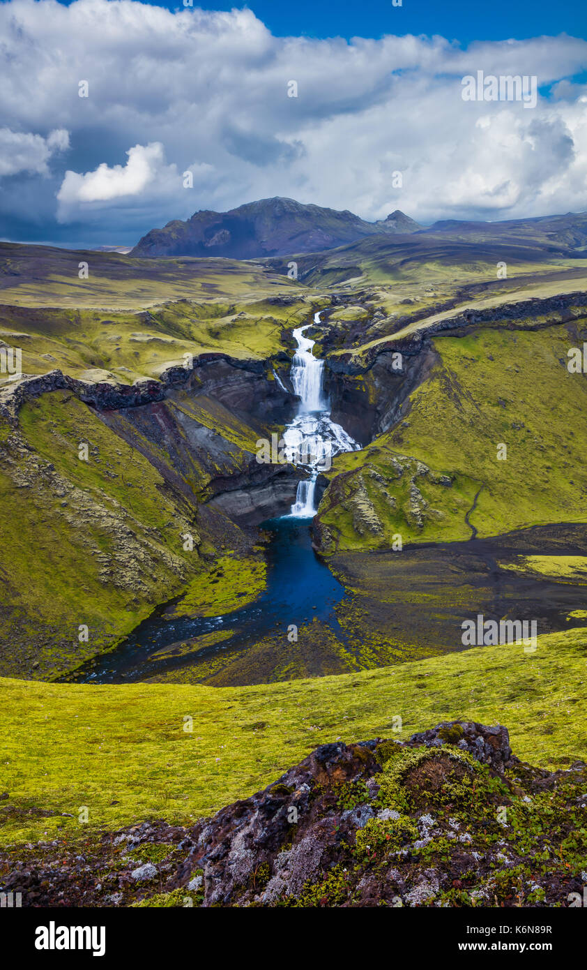 Une cascade Ófaerufoss est situé dans l'Eldgjá chasm dans le centre de l'Islande. Jusqu'au début des années 90 un pont naturel s'étend des chutes, mais il s'est effondré f Banque D'Images