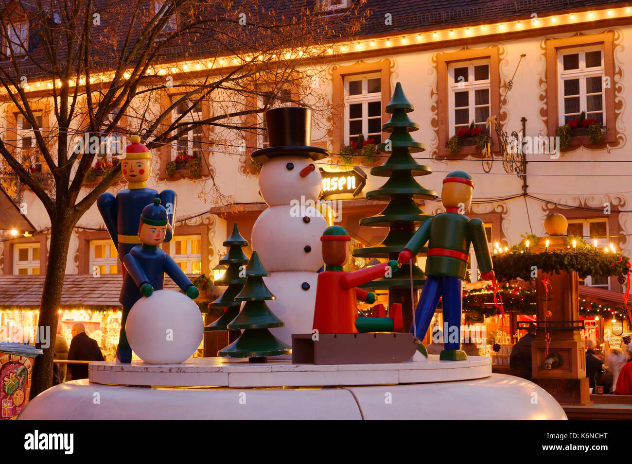 Foire de Noël à Michelstadt dans l'Odenwald: Bonhomme de neige en bois et figurines d'hiver, Hesse, Allemagne Banque D'Images