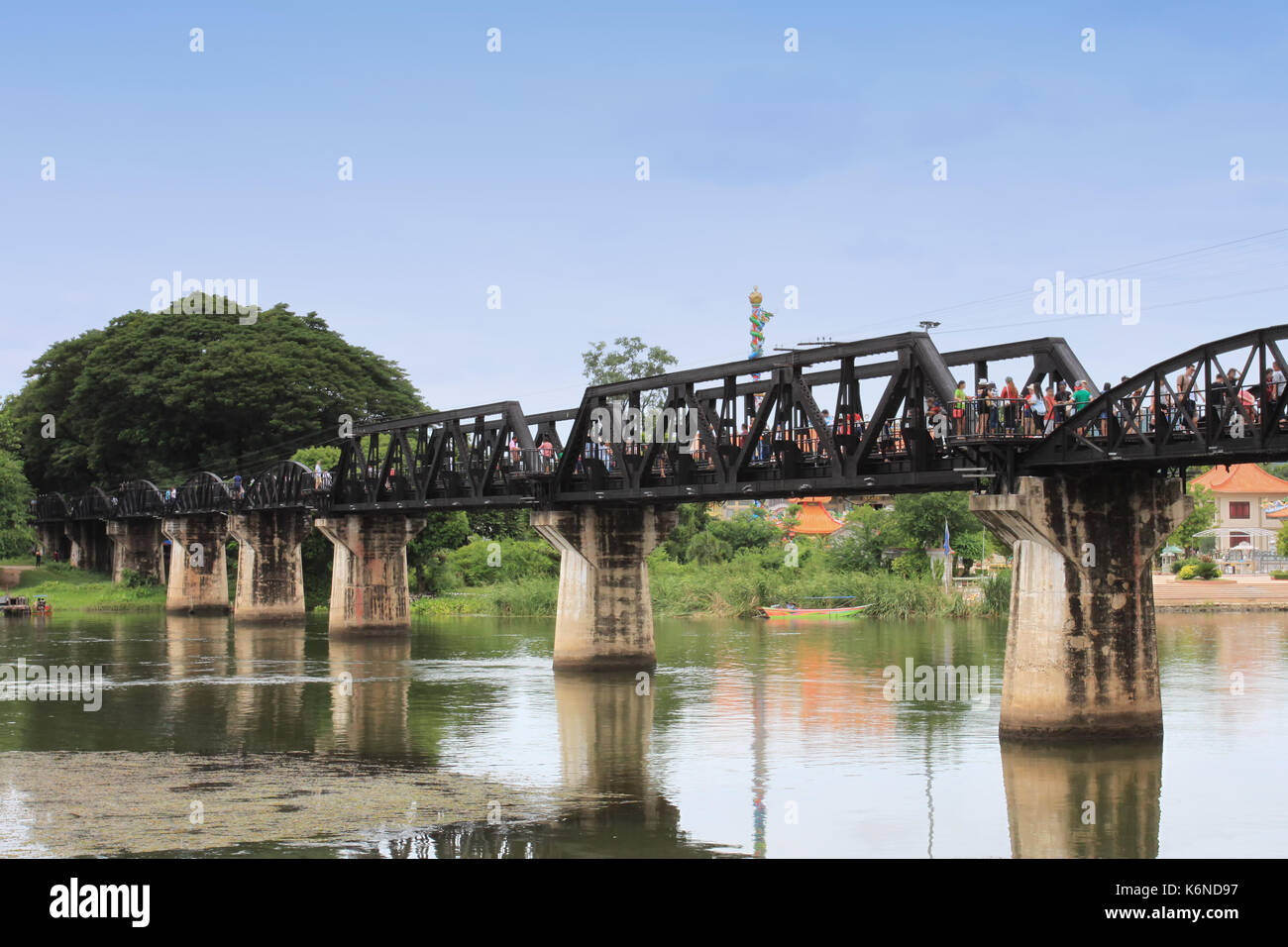 Pont sur la rivière Kwai dans la province de Kanchanaburi, de célèbres attractions touristiques en Thaïlande. Banque D'Images