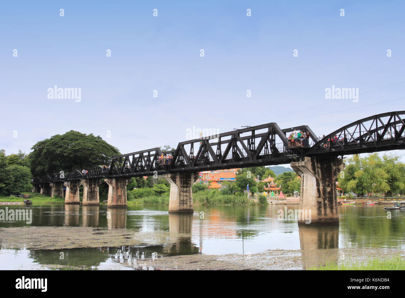 Pont sur la rivière Kwai dans la province de Kanchanaburi, de célèbres attractions touristiques en Thaïlande. Banque D'Images