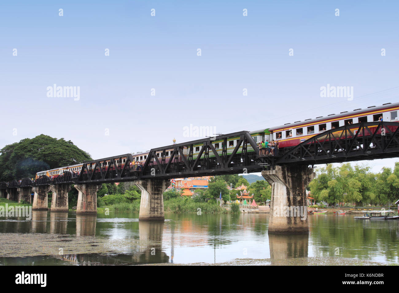 Pont sur la rivière Kwai dans la province de Kanchanaburi, de célèbres attractions touristiques en Thaïlande. Banque D'Images